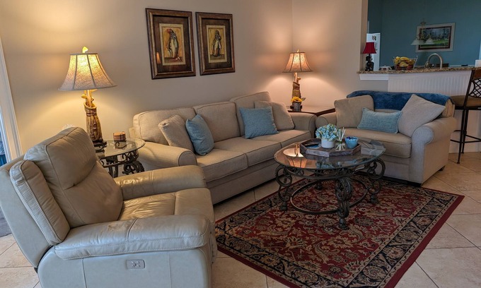 North Myrtle Beach Condominio | Grandes semanas de otoño disponibles: 3 bds / 2 baños, vistas de cursos de agua y campos de golf