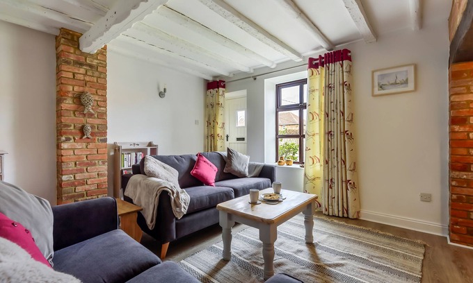 Hunstanton Cabaña | 20 Rosemary Cottage - sleeps 5 guests in 3 bedrooms