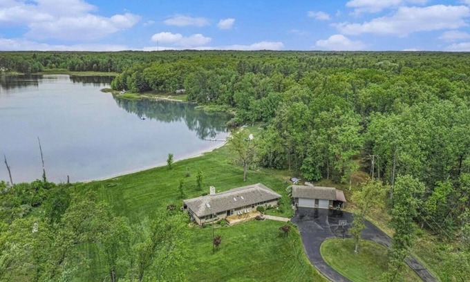 Branch Casa | 200 feet of lake front on 5 acres, great for accommodating large groups.