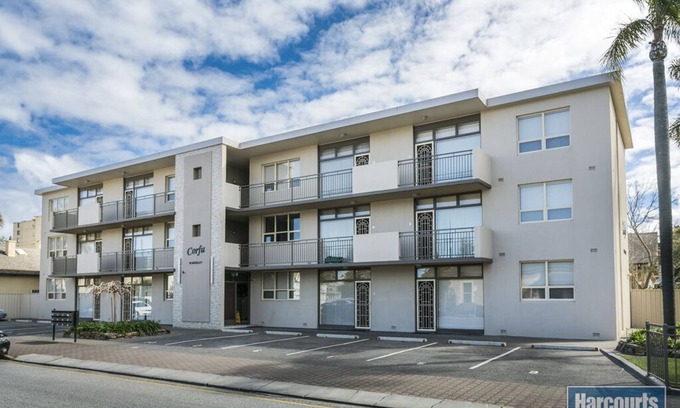 Glenelg Apartamento | 200 m away from the 'Golden Mile'- exclusive Esplanade Glenelg. Free parking.