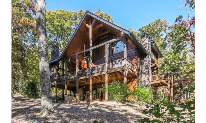 Tate Cabina | 2000 sf luxury Cabin on Four Acres with Two Streams and Pond - Pet Friendly