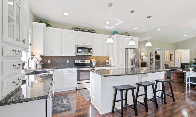 Mission Hills Casa | 2000 SQ FT Open Concept One Level - Gorgeous - 1 Mile to WATERPARK- FREE PASSES!