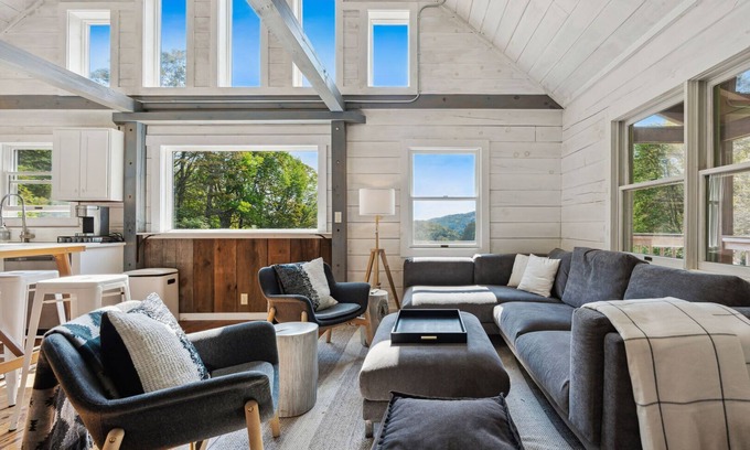 Woodstock Casa | 200ac, Views! 10min to Town | Scenic Ridge Retreat