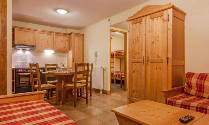 Lanslevillard Apartamento | 200m del centro estación, piscina, sauna, hammam, balcón, parking, tv, local para esquís, 43m²