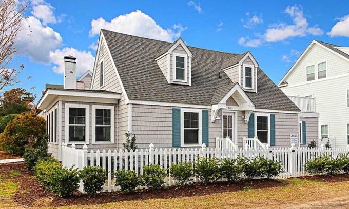 Northeast Virginia Beach Casa | 201 64th St · The Beach House on 64th