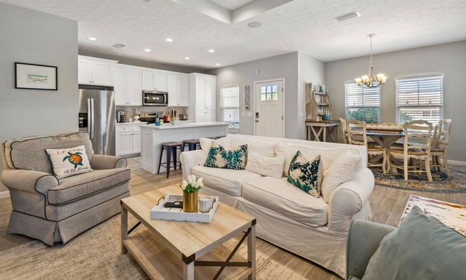 Laguna Beach Cabaña | 2023 Updates! - less than 3 min walk to beach! 2 king beds, bunk bed, STOCKED