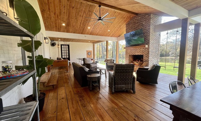 Grovetown Otro | 2024 Masters Rental 40 acre Farmhouse with Golf Green & 900 sq ft covered patio