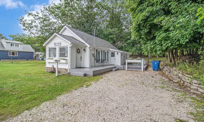 Manistee Cabaña | 2024 Remodel! Updated Cottage near Beach and Park
