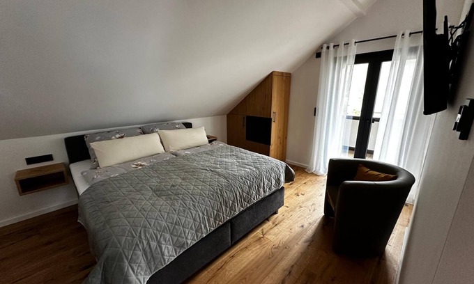 Ernst Apartamento | 2024 Renovierte, Moderne Ferienwohnung für 2 Personen mit Balkon