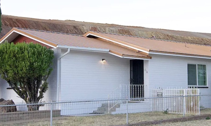 Bisbee Casa | 2 BD/1BA mid century home- king bed, AC, no steps, carport, max 28 night booking