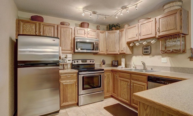 Mountain House Condominio | 204 Snowdance Manor by RedAwning