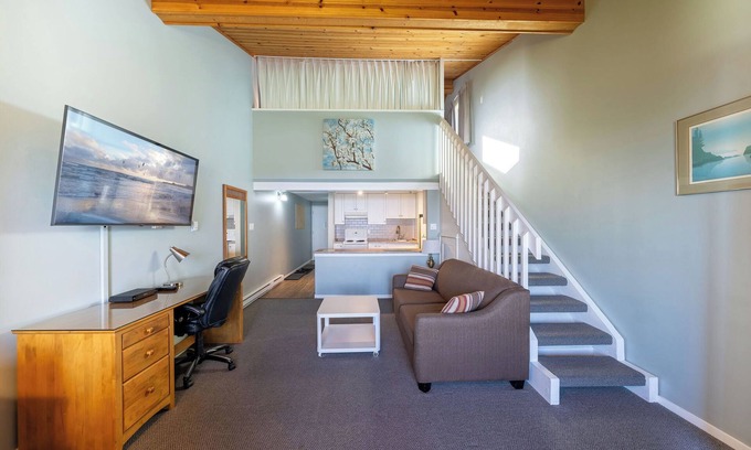 Regional District of Nanaimo Condominio | #206 Upper Beach View Suite at Shorewater Resort, Qualicum Beach