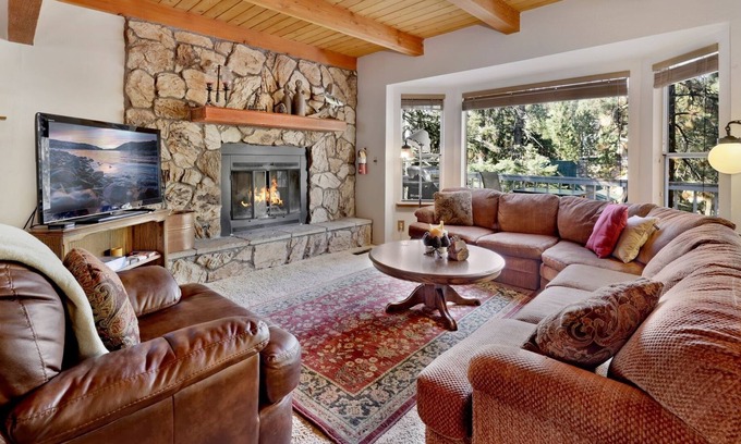 Upper Moonridge Cabina | 2060-tree Top Views 2 Bedroom Home by RedAwning