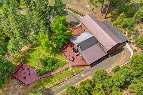 Cascade Casa | 208 Escape - Quiet, private, cabin on 5-acres - Trails - WiFi - Fireplace - Family Getaway