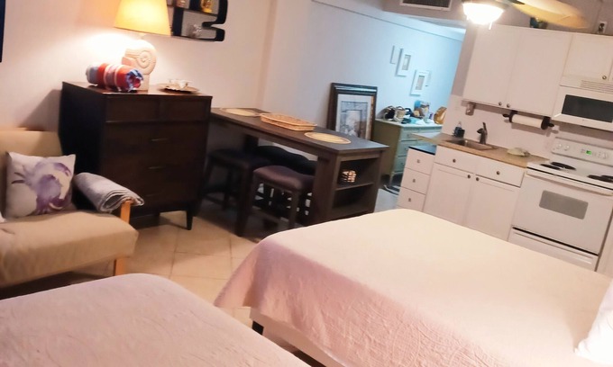 Bridgeport Heights Apartamento | Hawaiian Inn Studio Unit 209 Beach Front. Sleeps 4