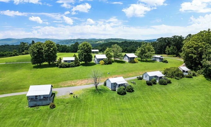 Fancy Gap Cabina | 21 Acre Mountain Escape! 11 Private Cabins! Weddings, Reunions, & Events!