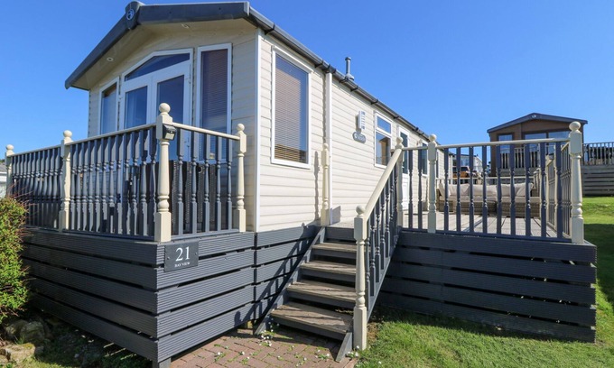 Llanllwchaiarn Cabaña | 21 BAY VIEW, pet friendly, with pool in Cross Inn