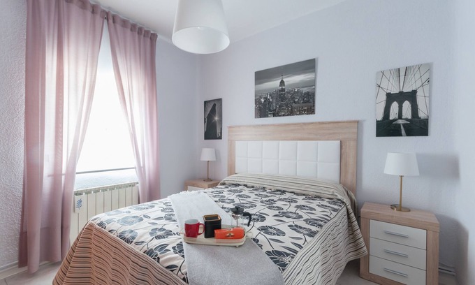 Moscardo Apartamento | 21 Gumers Wifi Metro A/C free street parking for families friends & couples