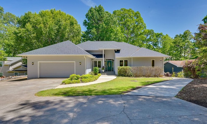 Anderson Casa | Seasonal Beach + Boat Dock: Lake Hartwell Home!