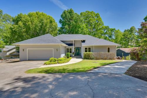 Anderson Casa | 21 Mi to Clemson University BBQ-Ready Lake Home