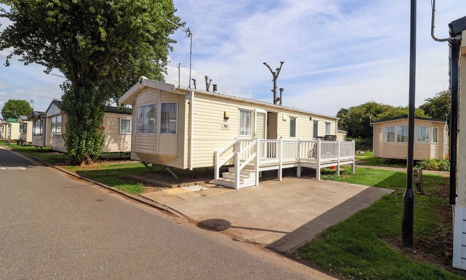 Felixstowe Cabaña | 21 POPLAR AVENUE, pet friendly, with pool in Felixstowe, Suffolk