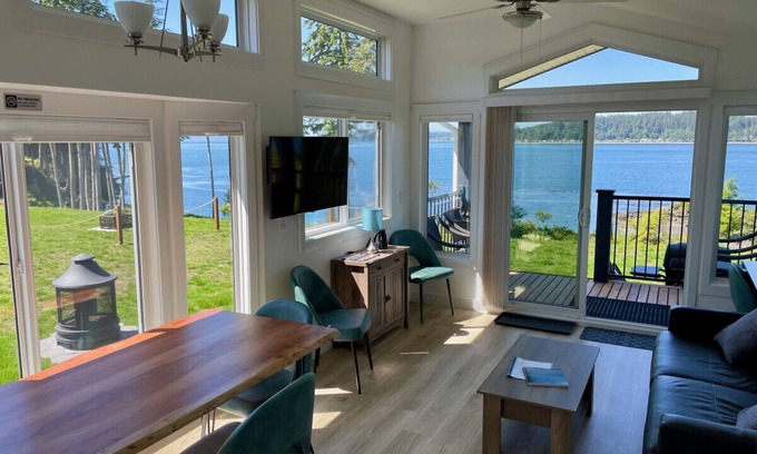 Regional District of Mount Waddington Cabaña | 21 - Whale's Breach Cottage By The Sea at Alder Bay