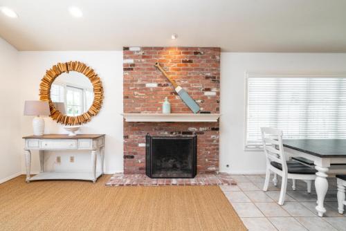 Balboa Island Casa | 210 Opal Ave Front House