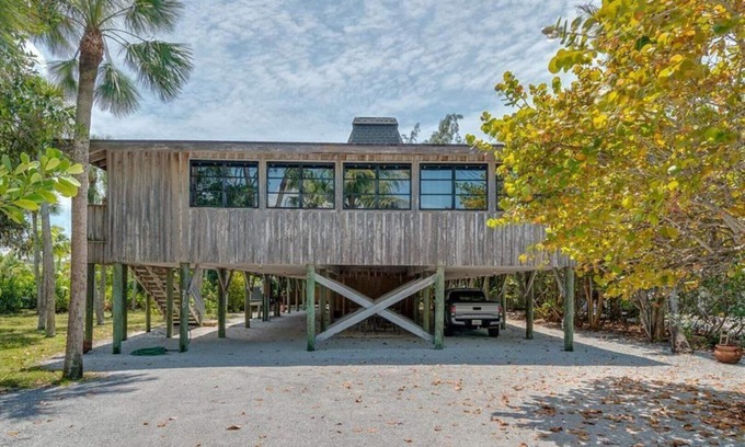 Florida Gulf Coast Casa | 210 Wheeler - Awesome Home - 4 beds / 4 baths - 1 block from Gulf!