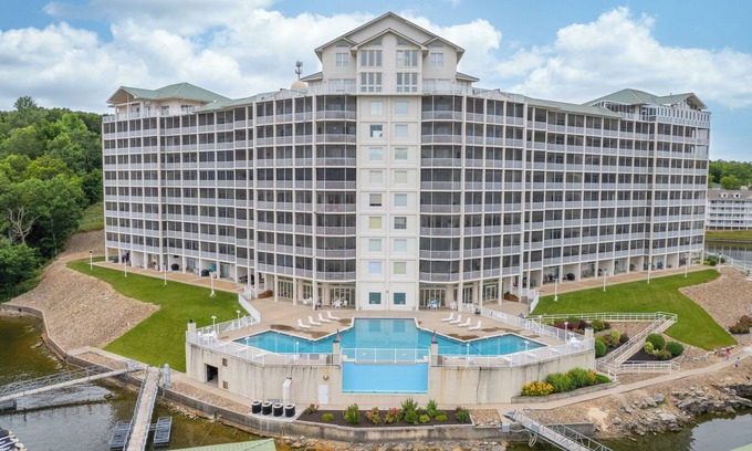 Kaiser Condominio | 2110 Towers Beautiful Condo! Quiet! Elevators, indoor/outdoor pools. Free Wifi