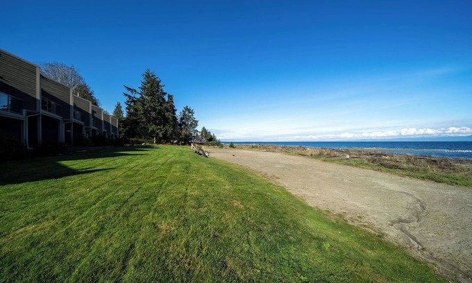 Regional District of Nanaimo Condominio | #219 Lower Beach View Suite at Shorewater Resort, Qualicum Beach