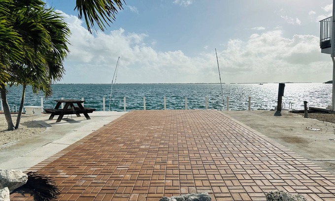 Cudjoe Key Alquiler De RV | 219 Oceanfront RV Lot 59' Seawall