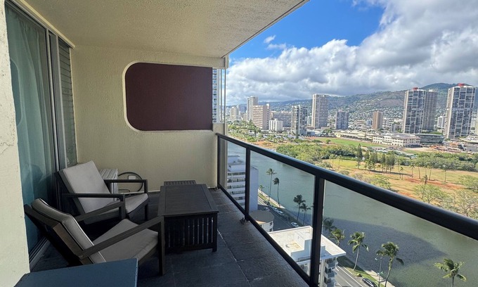 Waikiki Condominio | 21FL Studio Condo in the heart of Waikiki with free parking
