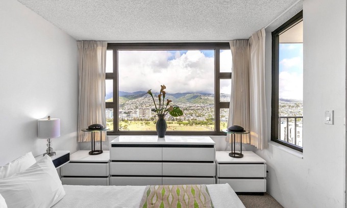Waikiki Condominio | 21st Floor Condo With View of Ko'olau Mountains and the Ala Wai Canal by Koko Resort Vacation Rentals