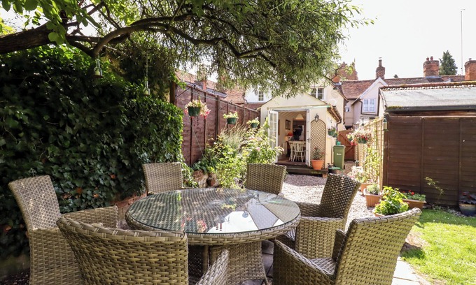 Halstead Cabaña | 22 CHURCH PONDS, pet friendly, with open fire in Castle Hedingham