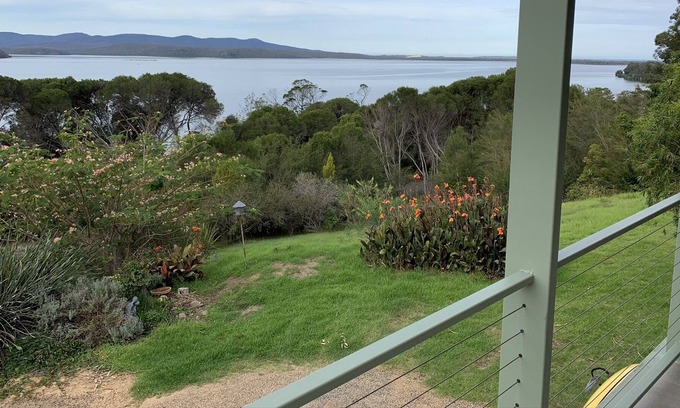Mallacoota Casa | 22 Karbeethong Rd, Mallacoota. Cubierta con espectaculares vistas al lago