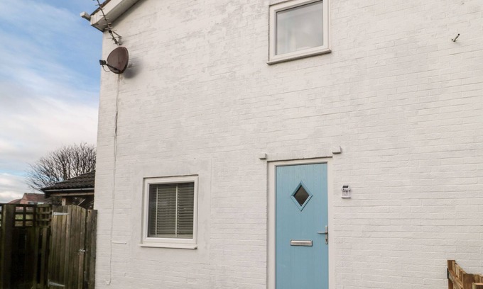 Beadnell Cabaña | 22 LONGSTONE PARK, pet friendly, country holiday cottage in Beadnell