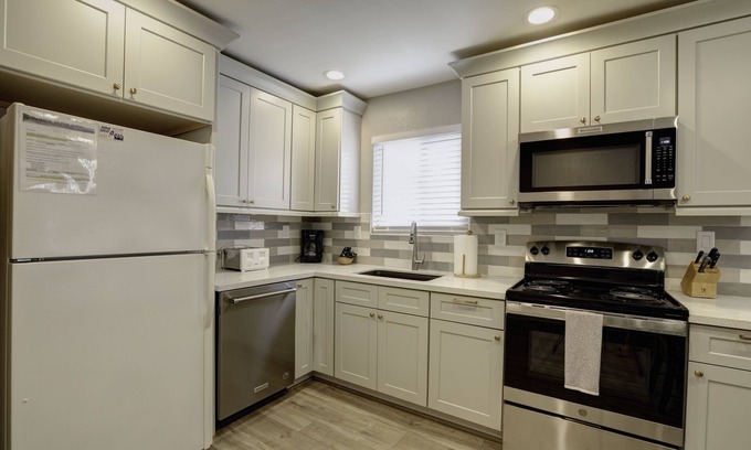 Motel District Casa | 220 #7 Ocean View Ave 2 Bedroom Condo by Redawning