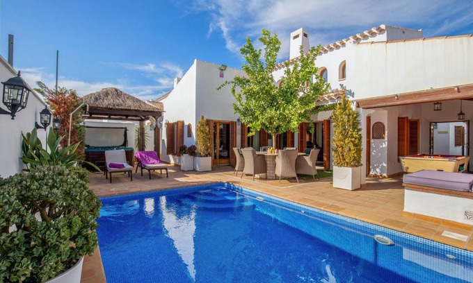 Caserio Los Tarquinos Villa | 220 m² Villa ∙ 6 habitaciones ∙ 15 huéspedes