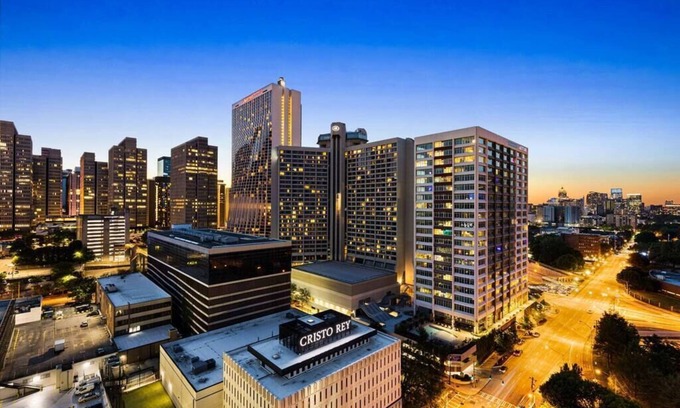 Peachtree Center Condominio | 2208-Top Flr-Work/Game Sta-600 MB-1 Free Park-King