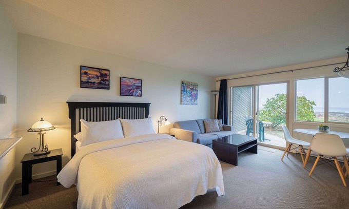 Regional District of Nanaimo Condominio | #221 Lower Beach View Suite at Shorewater Resort, Qualicum Beach