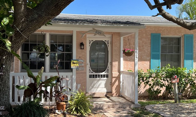 Cocoa Beach Cabaña | Cocoa Beach Stay Cottage Downtown 225 - ¡Camina hasta la playa!