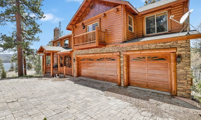 Fawnskin Cabina | 2261-cozy Lakeview Hideaway 4 Bedroom Chalet by RedAwning