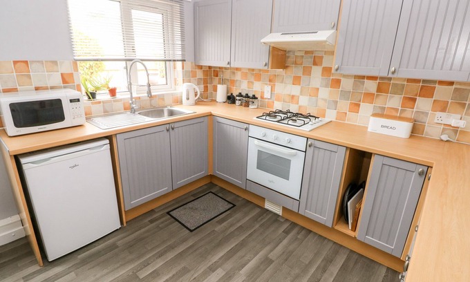 Pembroke Dock Cabaña | 23 CHARLES THOMAS AVENUE, family friendly in Pembroke Dock