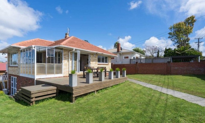 Greenlane - Ellerslie Apartamento | Charming One Tree Hill House by Furnished Rentals