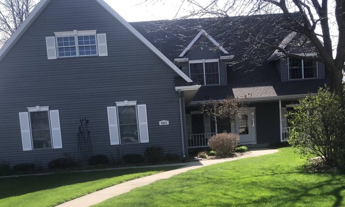 Appleton Casa | 23 miles EAA Oshkosh, 29 miles Green Bay Packers, 4 miles Lawrence University.