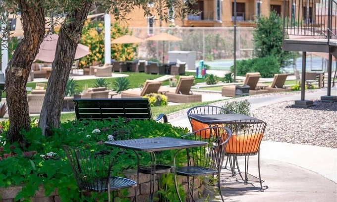 New Papago Parkway Apartamento | Gran vista al parque y cargado de comodidades a precios bajos!