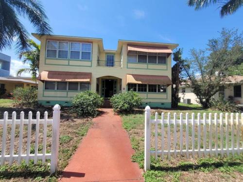Crescent Lake Apartamento | 236F Lakeview Apt at Crescent Lake