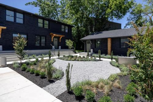 Hillsboro West End Apartamento | 24-Guest Retreat The Nomad: Studio x2 1BR x4