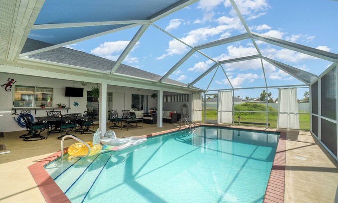 Caloosahatchee Villa | Remodeled Getaway. Large heated pool. 1 min to park on River.