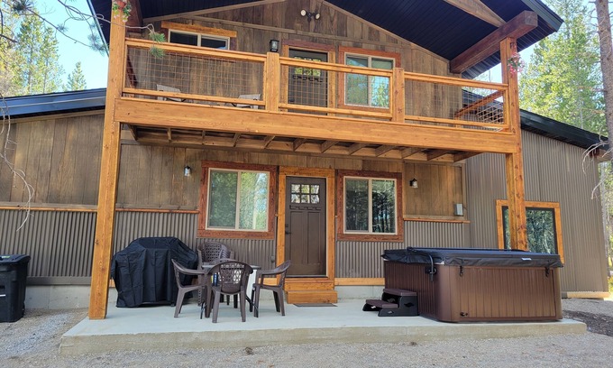 Island Park Casa | 25 min to Yellowstone! Hot Tub! WiFi! Fire pit! BBQ Grill! Perfect get away!